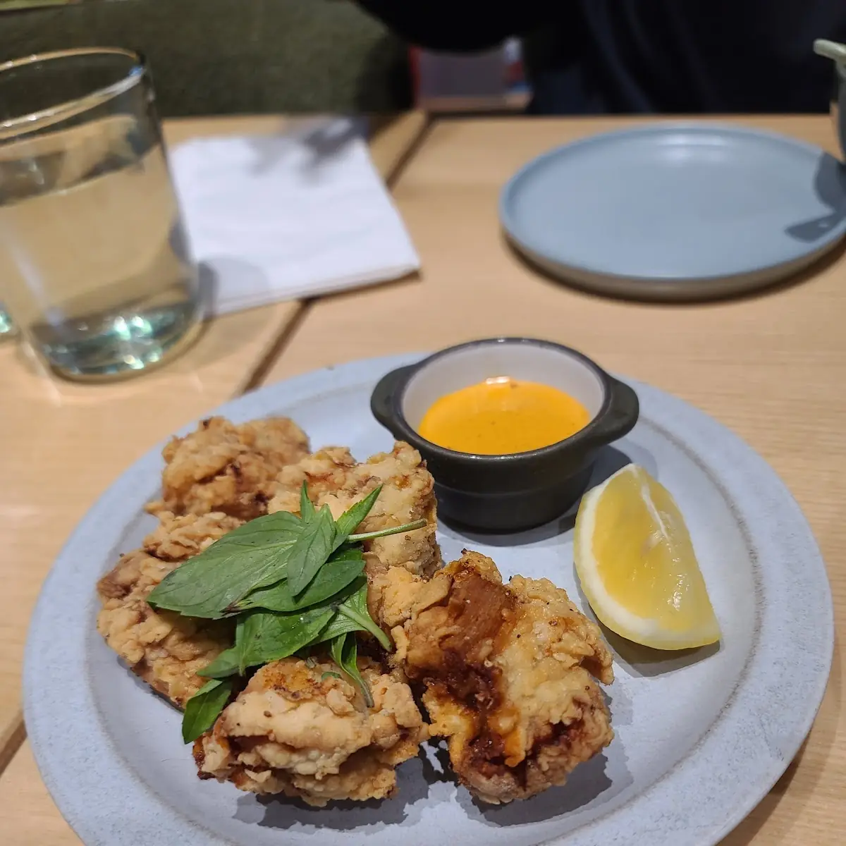 香脆炸鸡佐冬阴功酱 fried chicken with tom yum sauce